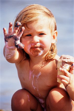 Child Eating Ice Cream Cone Foto de stock - Con derechos protegidos, Código: 700-00099134