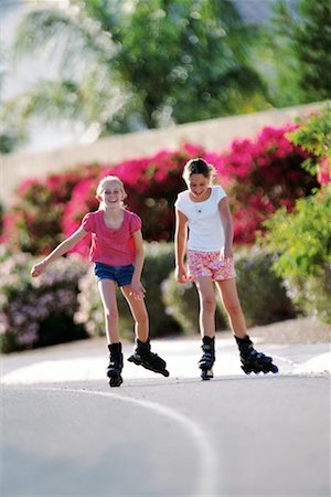 Deux jeunes filles patin à roues alignées Photographie de stock - Rights-Managed, Code: 700-00099156