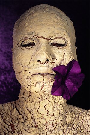 Personne avec revêtement fissuré sur la peau avec une fleur dans la bouche Photographie de stock - Rights-Managed, Code: 700-00090127