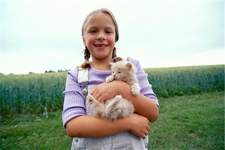 simsearch:600-01645023,k - Girl Holding Kitten Foto de stock - Con derechos protegidos, Código: 700-00090924