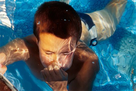 simsearch:700-00091319,k - Boy in Swimming Pool Foto de stock - Con derechos protegidos, Código: 700-00091319