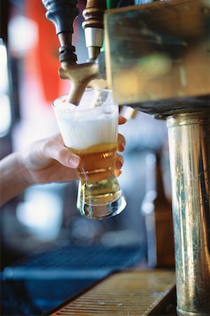 simsearch:832-03640687,k - Pouring Beer from Tap Stock Photo - Rights-Managed, Code: 700-00092531