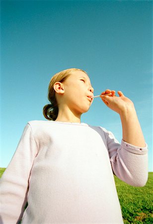 Fille mangeant Lollipop Photographie de stock - Rights-Managed, Code: 700-00093457