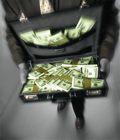 Homme d'affaires transportant la valise pleine d'argent Photographie de stock - Rights-Managed, Code: 700-00093751