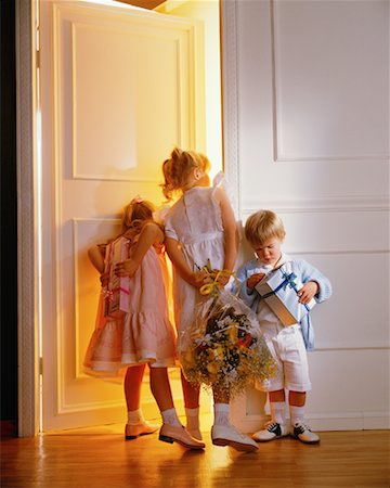 Enfants en attente de donner des cadeaux Photographie de stock - Rights-Managed, Code: 700-00154132