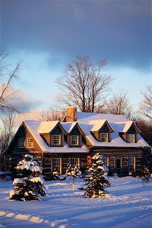 snow cosy - Maison en bois rond en hiver Photographie de stock - Rights-Managed, Code: 700-00155573