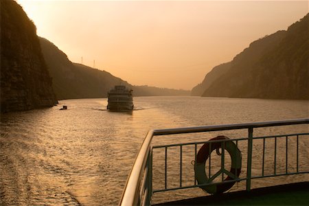 Croisière bateaux dans la rivière Yangtze Gorges en Chine Photographie de stock - Rights-Managed, Code: 700-00155949
