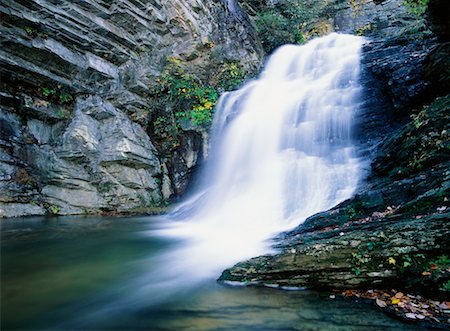 simsearch:700-00013156,k - Abaisser la Cascade Falls, ruisseau Cascade, parc d'état de Hanging Rock, North Carolina, USA Photographie de stock - Rights-Managed, Code: 700-00157948