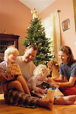 scambio dei regali di natale - Family at Christmas Fotografie stock - Rights-Managed, Codice: 700-00158084