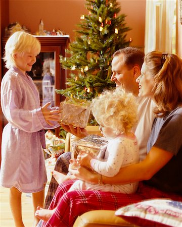 scambio dei regali di natale - Family at Christmas Fotografie stock - Rights-Managed, Codice: 700-00158081