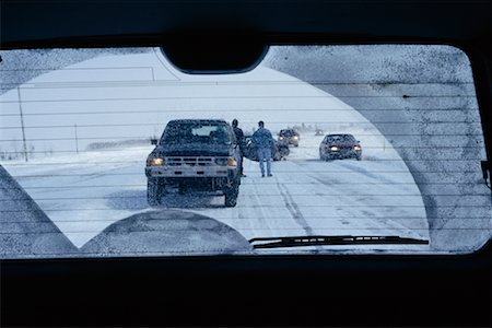 Car Accident in Winter as Seen Through Rear View Window Foto de stock - Con derechos protegidos, Código: 700-00158364