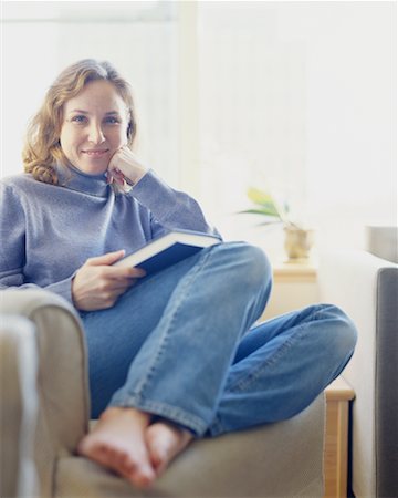 Young Woman Sitting on Sofa Foto de stock - Con derechos protegidos, Código: 700-00158909