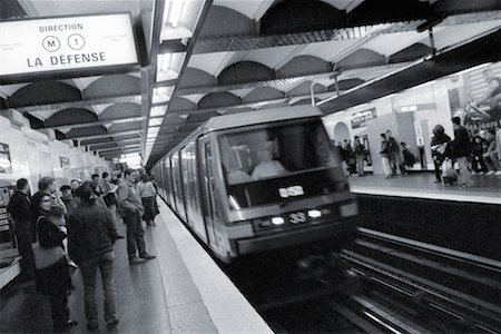 simsearch:700-00268271,k - Zug Ankunft am Metro-Plattform Stockbilder - Lizenzpflichtiges, Bildnummer: 700-00158971