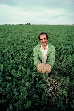 Man Standing in Field of Crops Foto de stock - Con derechos protegidos, Código: 700-00159325