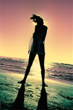 simsearch:700-00091198,k - Silhouette de femme à la plage Photographie de stock - Rights-Managed, Code: 700-00159895