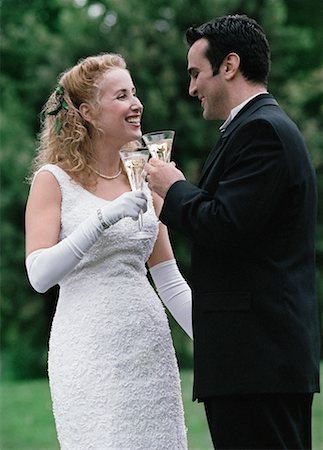Jeunes mariés grillage Photographie de stock - Rights-Managed, Code: 700-00159905