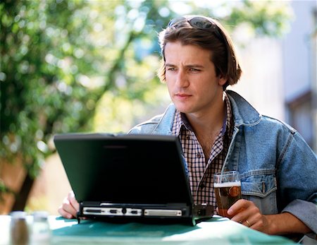 simsearch:700-00592868,k - Man Using Laptop in Cafe Foto de stock - Con derechos protegidos, Código: 700-00159958