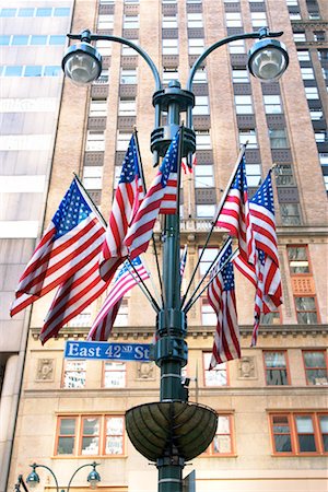 simsearch:700-00268613,k - Lampadaire et drapeaux américains Grand Central Station New York City, New York, USA Photographie de stock - Rights-Managed, Code: 700-00150532