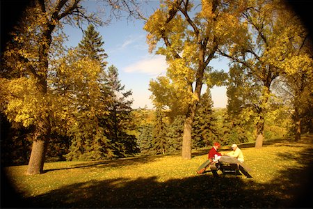 simsearch:700-00099922,k - Mature Men Sitting at Picnic Table on Golf Course Foto de stock - Con derechos protegidos, Código: 700-00150681