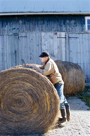 simsearch:6102-03867132,k - Landwirt mit Laptop Stockbilder - Lizenzpflichtiges, Bildnummer: 700-00150865