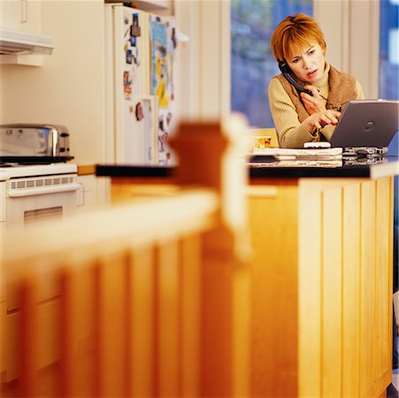 simsearch:700-00153649,k - Frau mit Laptop in der Küche Stockbilder - Lizenzpflichtiges, Bildnummer: 700-00150887