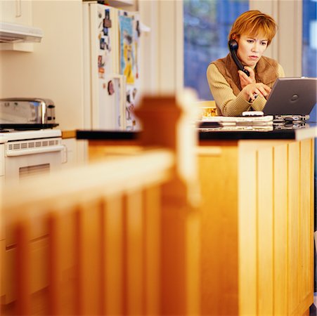 simsearch:700-00153649,k - Frau mit Laptop in der Küche Stockbilder - Lizenzpflichtiges, Bildnummer: 700-00150881