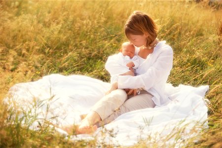 simsearch:649-07118168,k - Mother and Baby in a Field Foto de stock - Con derechos protegidos, Código: 700-00150938