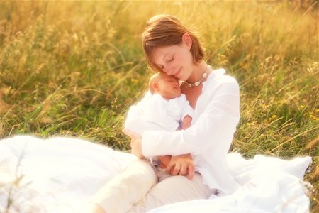 simsearch:649-07118168,k - Mother and Baby in a Field Foto de stock - Con derechos protegidos, Código: 700-00150939