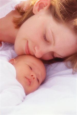 simsearch:649-07118168,k - Mother and Baby Sleeping Foto de stock - Con derechos protegidos, Código: 700-00150942