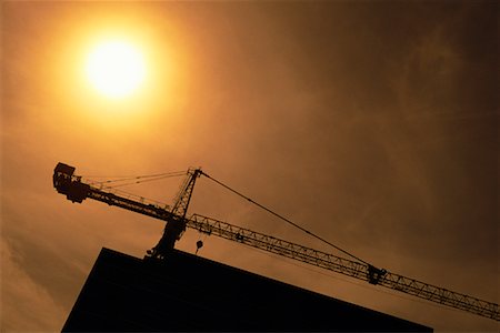 simsearch:700-01670768,k - Grues de construction et bâtiment au coucher du soleil Photographie de stock - Rights-Managed, Code: 700-00151103