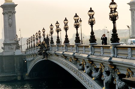 pont alexandre iii - Businessman on Bridge Paris, France Foto de stock - Con derechos protegidos, Código: 700-00151220