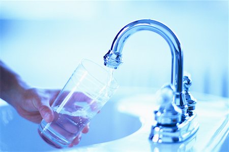 pictures of water glass and faucet - Un verre d'eau du robinet de remplissage Photographie de stock - Rights-Managed, Code: 700-00151422