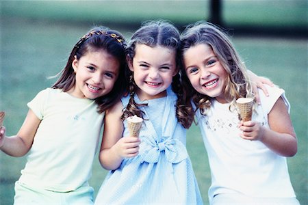 Girls Eating Ice Cream Cones Foto de stock - Con derechos protegidos, Código: 700-00151754