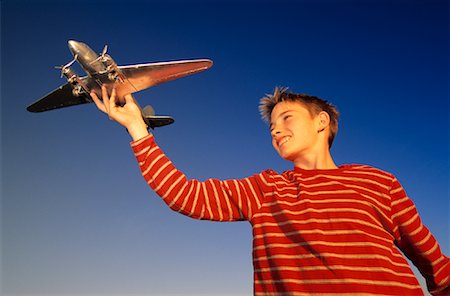 Junge mit Spielzeugflugzeug Stockbilder - Lizenzpflichtiges, Bildnummer: 700-00151901