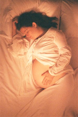 simsearch:700-00935146,k - Femme enceinte couché dans son lit Photographie de stock - Rights-Managed, Code: 700-00152085