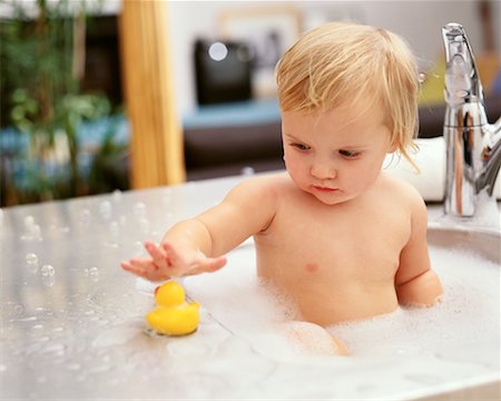 Baby Bathing In Kitchen Sink Foto de stock - Con derechos protegidos, Código: 700-00152191
