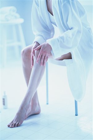 sbarbato - Woman Applying Lotion to Legs Fotografie stock - Rights-Managed, Codice: 700-00152444