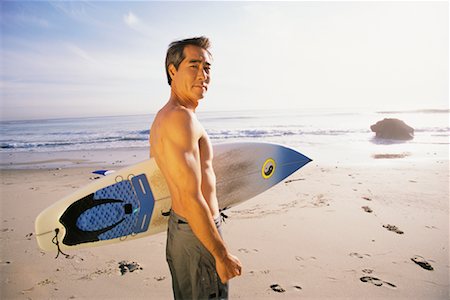 simsearch:700-00547097,k - Homme sur la plage avec planche de surf Photographie de stock - Rights-Managed, Code: 700-00152509