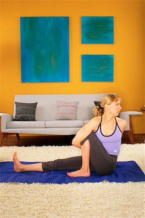 simsearch:700-00169188,k - Femme pratiquant le Yoga dans son salon Photographie de stock - Rights-Managed, Code: 700-00152546