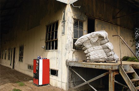 plantation united states - Cotton Bale and Soda Machine Hopsons Plantation Clarksdale, Mississippi USA Foto de stock - Con derechos protegidos, Código: 700-00152960