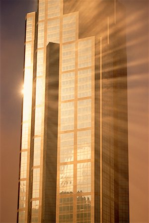 simsearch:700-00556610,k - Sun Reflecting Off Building Foto de stock - Con derechos protegidos, Código: 700-00153054