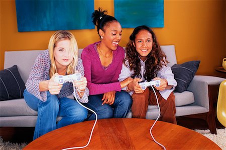 simsearch:700-00038499,k - Adolescentes jouer aux jeux vidéos Photographie de stock - Rights-Managed, Code: 700-00153106