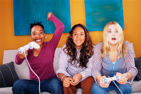 simsearch:700-00038499,k - Adolescentes jouer aux jeux vidéos Photographie de stock - Rights-Managed, Code: 700-00153110