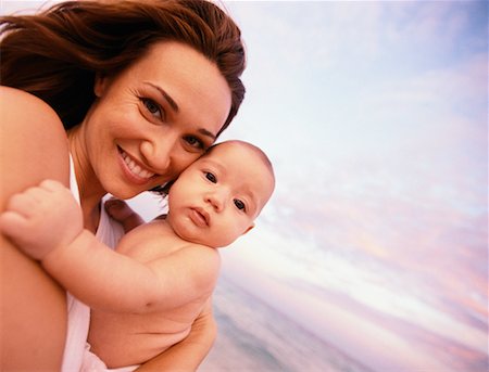 simsearch:700-00150938,k - Mère et bébé sur la plage Photographie de stock - Rights-Managed, Code: 700-00153291