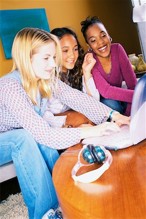 simsearch:700-00038500,k - Teenage Girls With Laptop Foto de stock - Con derechos protegidos, Código: 700-00153698