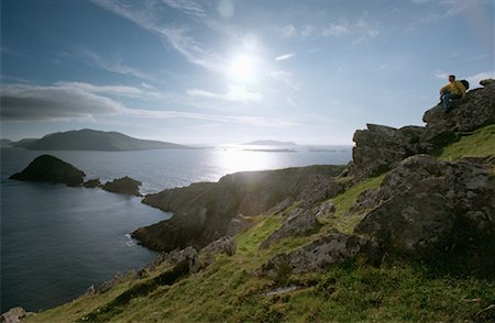 Hiker Sitting on Cliff Ireland Foto de stock - Con derechos protegidos, Código: 700-00153826