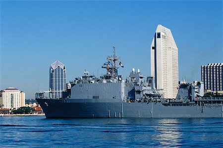simsearch:700-00164883,k - War Ship in Front of Skyline San Diego, California Foto de stock - Con derechos protegidos, Código: 700-00164888