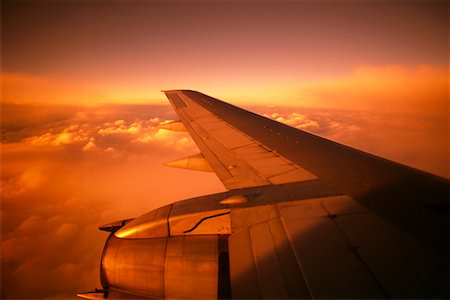 simsearch:700-00081344,k - Flugzeug Flügel und Wolken bei Sonnenuntergang Stockbilder - Lizenzpflichtiges, Bildnummer: 700-00165503