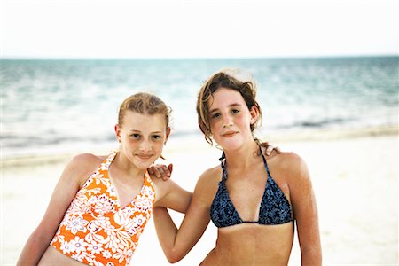 Two Girls at the Beach Foto de stock - Con derechos protegidos, Código: 700-00166712