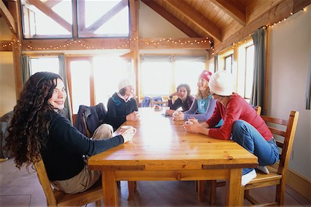 simsearch:873-06440388,k - Frauen sitzen am Tisch in der Skihütte Stockbilder - Lizenzpflichtiges, Bildnummer: 700-00167715